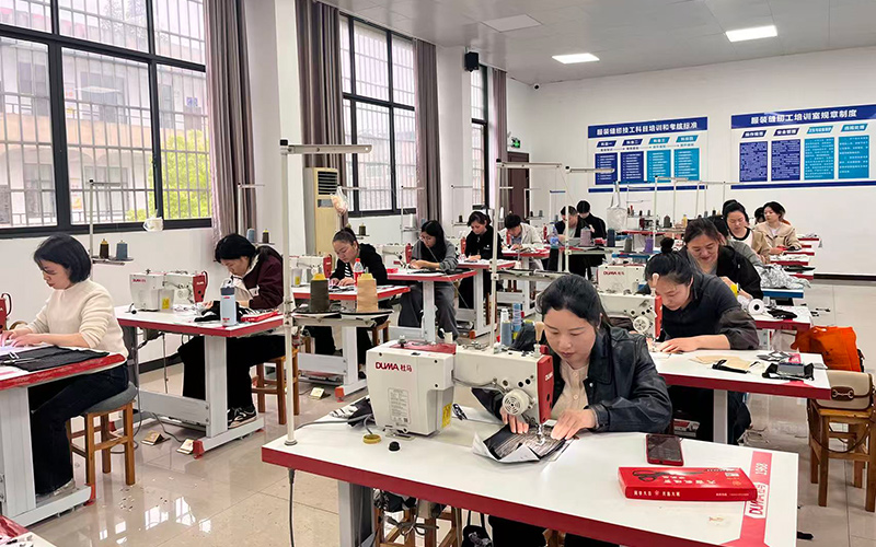 组织服装缝纫培训。潜江市委宣传部供图