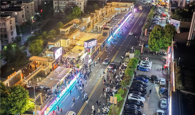 夜幕降临，上海路夜市人声鼎沸，成为十堰夜经济网红打卡地。