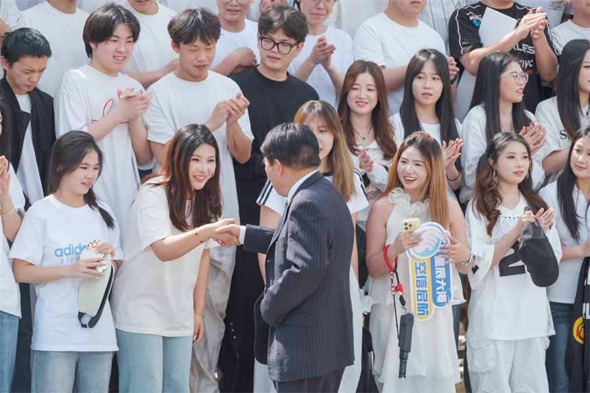 校长与学生互动