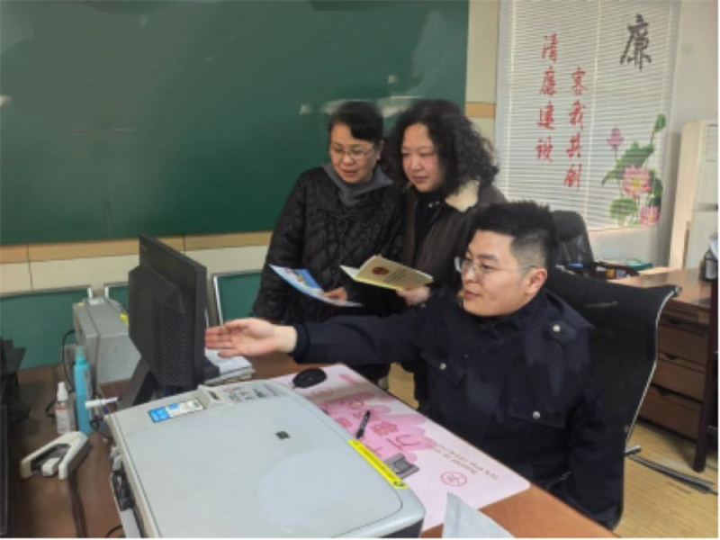 青年员工李璟寅向老员工讲授办证工具用法。