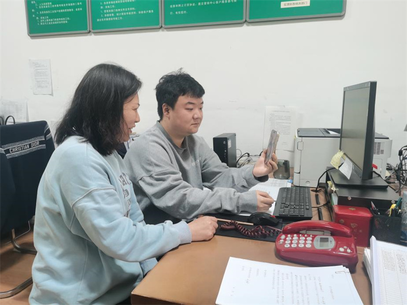 导师（左）向外地青年员工（右）家属开展线上家访。