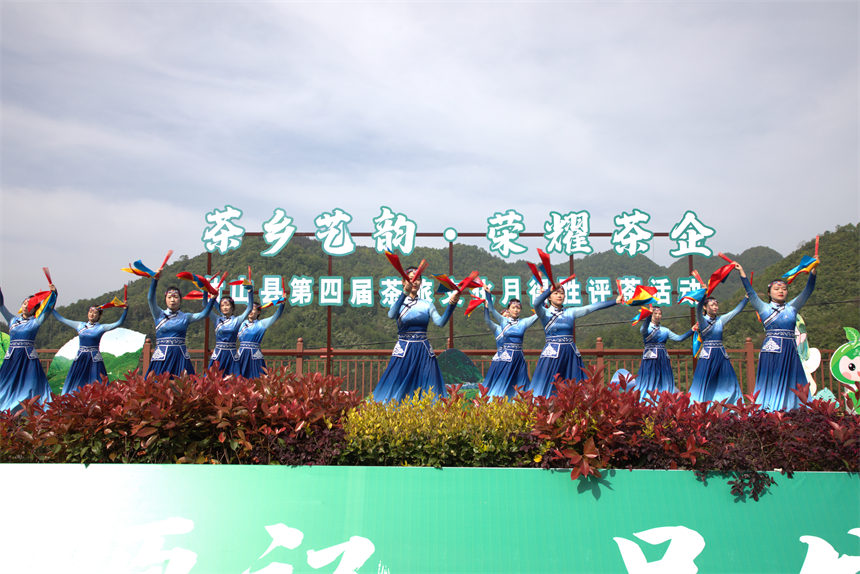 得胜镇舞蹈策马踏春山。