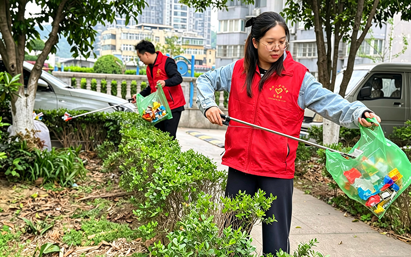 志愿者正在社区中捡拾垃圾。