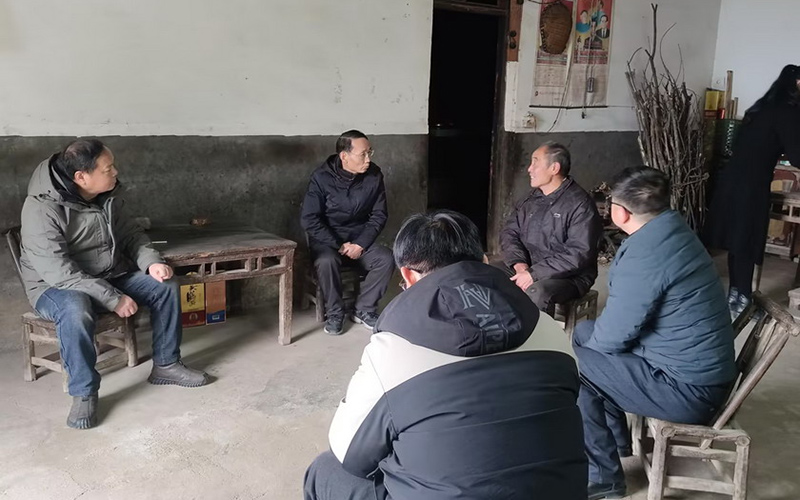 “聚力”党员先锋队聚焦脱贫户开展结对帮扶。