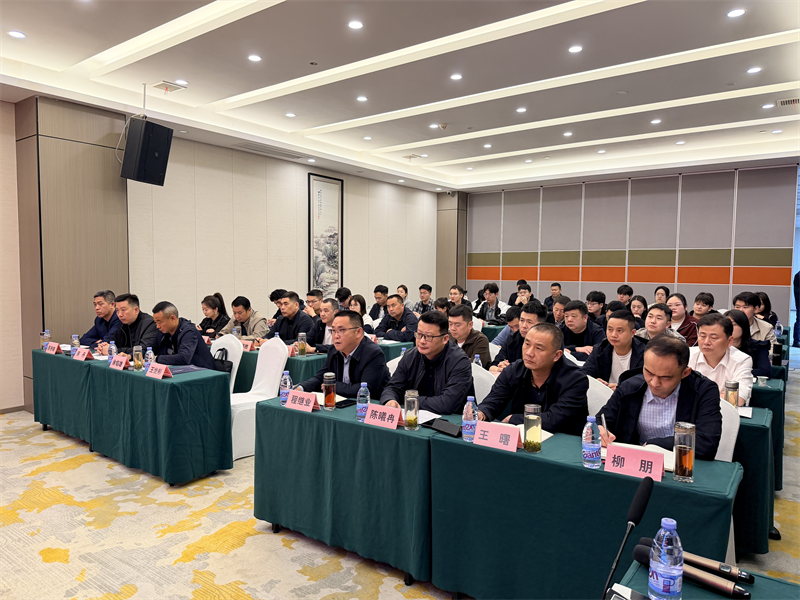 培训人员全程专注投入，认真记录要点、踊跃互动提问