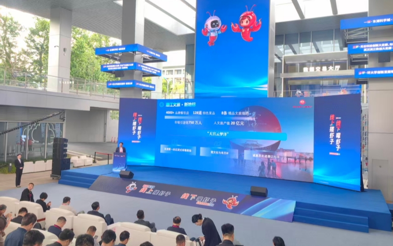  潜江农业发展集团董事长凡鹏在进行推介。受访者供图