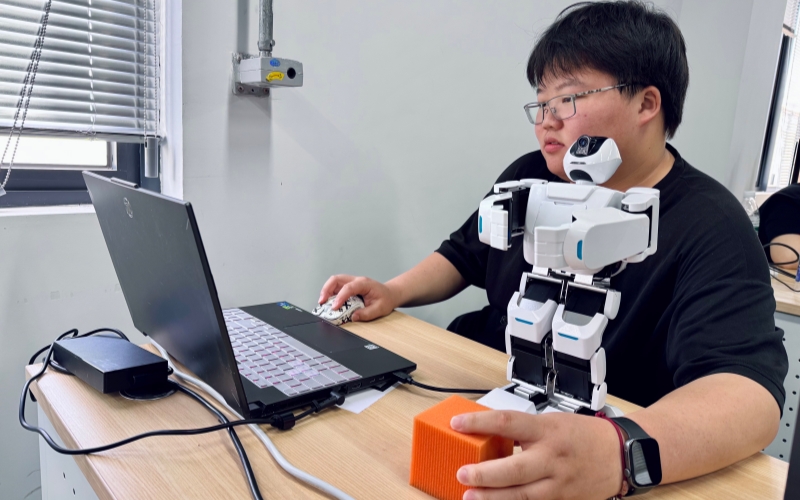学生调试机器人视觉定位。