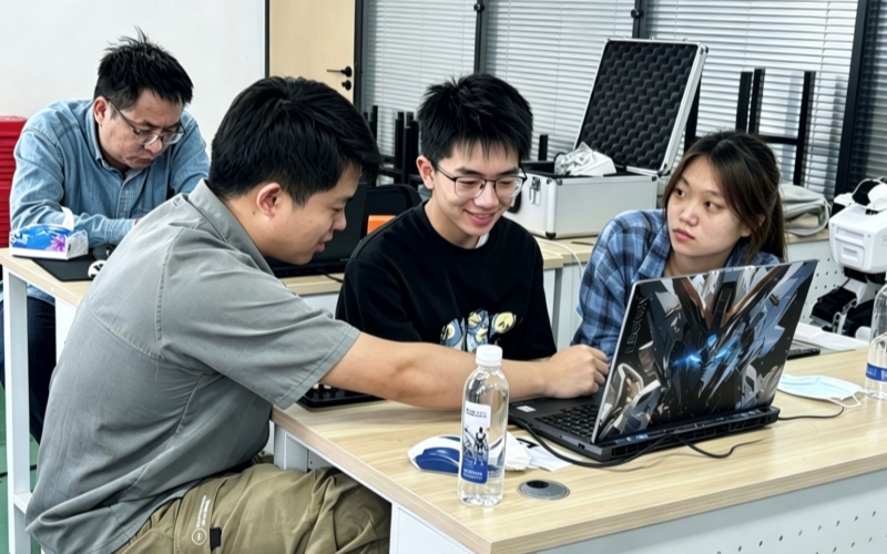 企业导师指导学生操作软件。