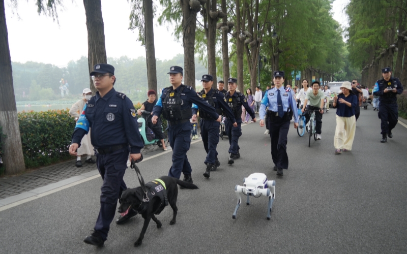武汉民警在景区巡逻执勤。