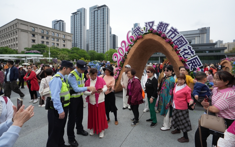 民警在文旅活动现场服务群众。