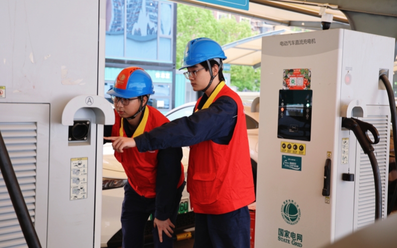 国网武汉供电公司全力保障全市“五一”期间安全稳定供电。