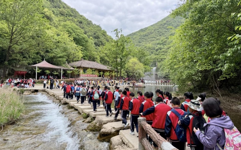 十堰城区学子在郧西五龙河景区研学。郧轩文摄。