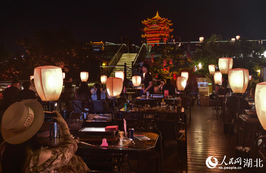 黃鶴樓夜色如畫，天台餐飲成為假日休閑新選擇。