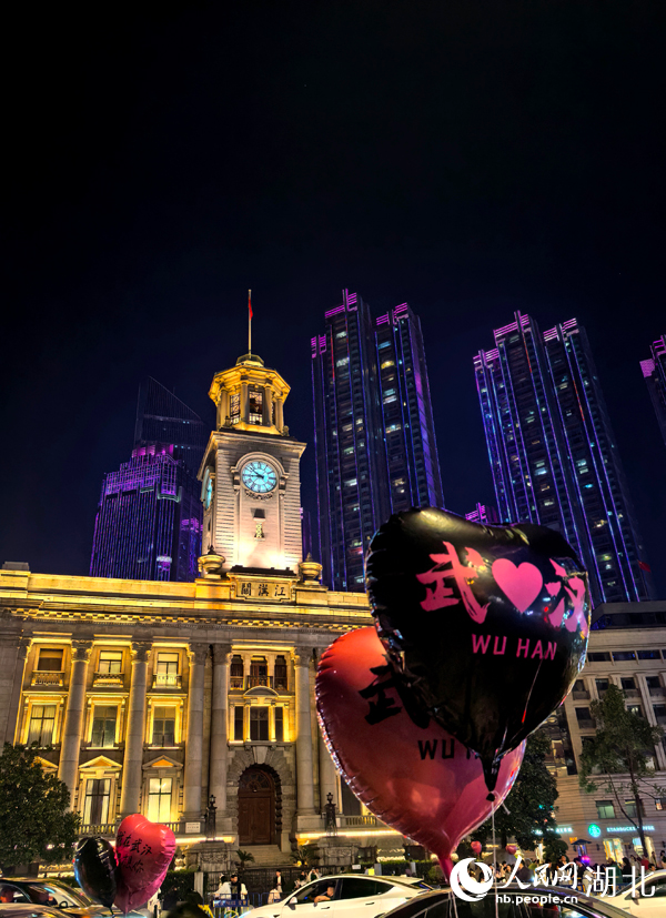 夜色映江景，武汉江汉关灯火璀璨。