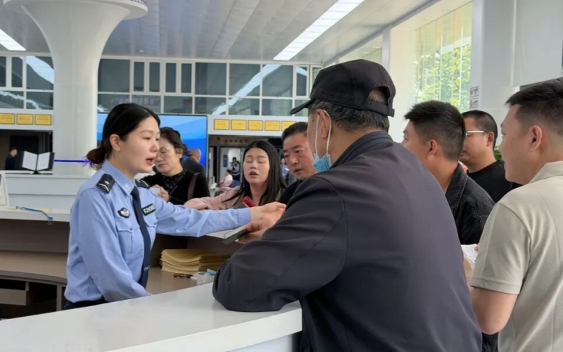 五一假期首日，襄阳市交管支队车管所导办台前，理业务、咨询的市民络绎不绝。