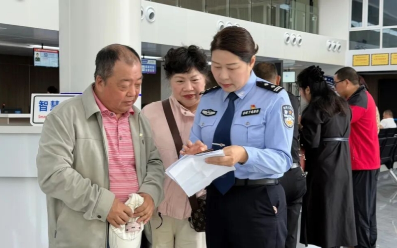 民警王学敏手把手指导不会线上操作的老人。