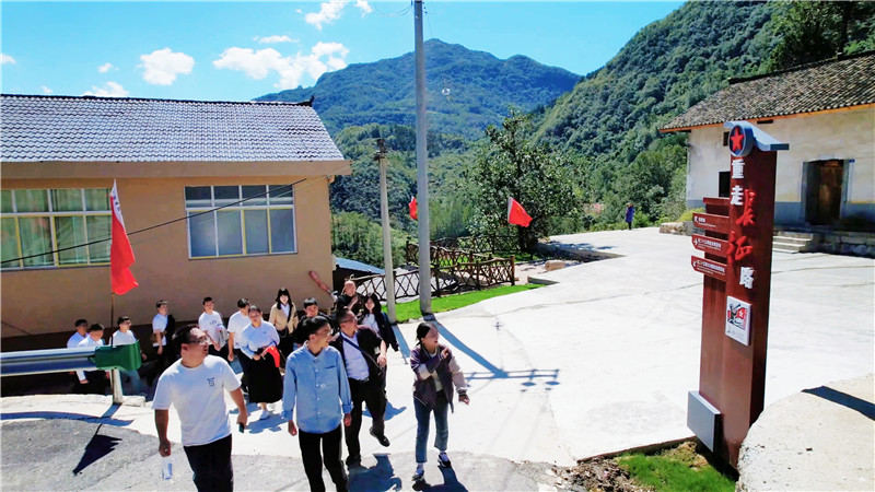 游客在湖北省郧西县关防乡长征历史步道体验“长征”。 邹景根摄