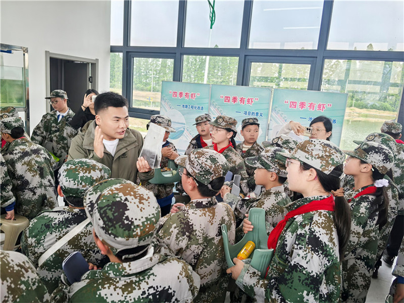 4月23日，少先队员在湖北省小龙虾产业技术研究院张家窑基地近距离了解小龙虾良种繁育、生态养殖、科技赋能等前沿成果。