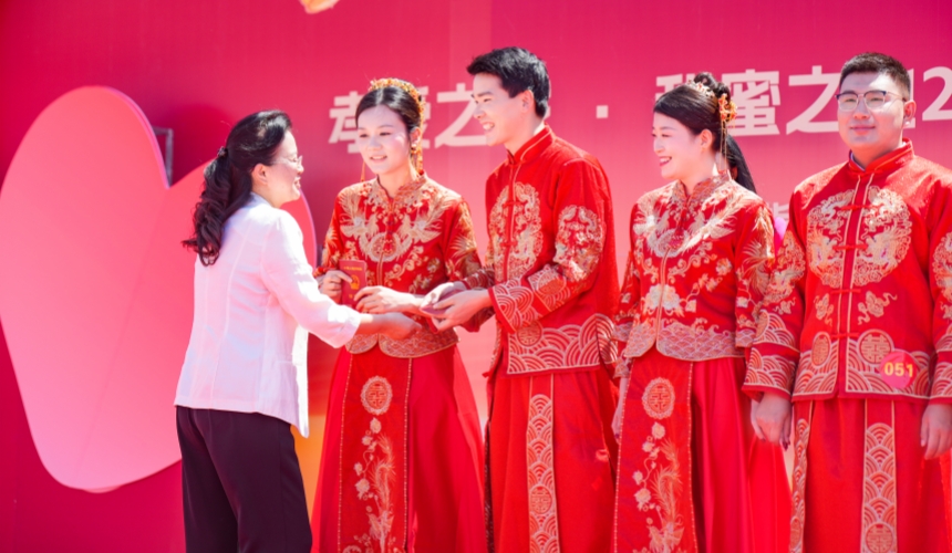 湖北孝感举办集体婚礼 百对新人缔结良缘【2】