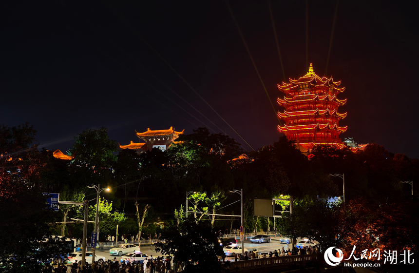 夜色下的黃鶴樓。人民網記者 周雯攝