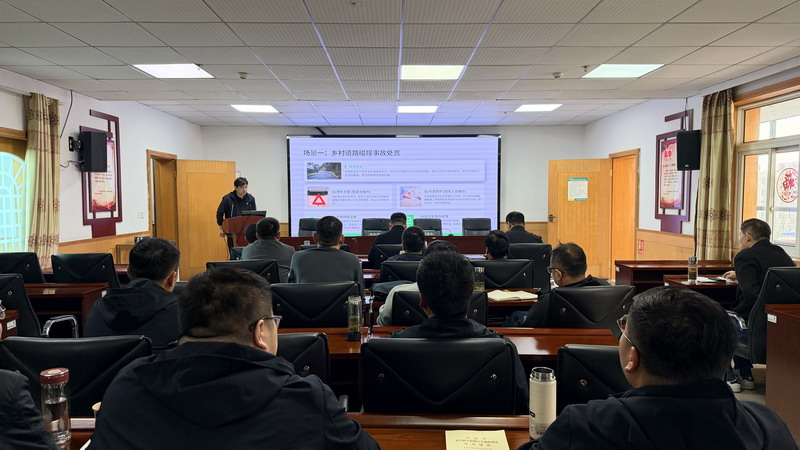 专职安全员领学安全警示案例。