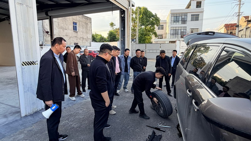 驾驶员实操三角警示牌规范摆放。