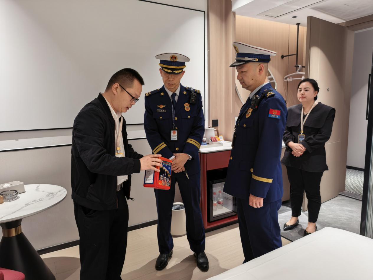 “五一”期间，咸宁市消防监督员对辖区宾馆、酒店等人员密集场所进行专项检查，为场所负责人讲解消防器材日常维护保养方法。徐聪摄