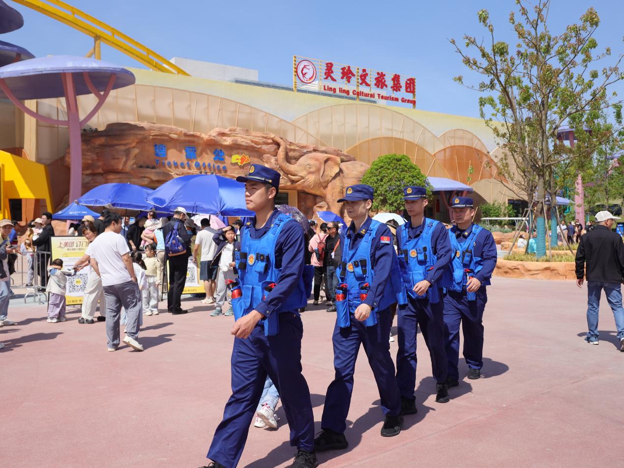 “五一”期间，鄂州市消防员在灵玲野生动物王国开展流动执勤张万恬梓 摄