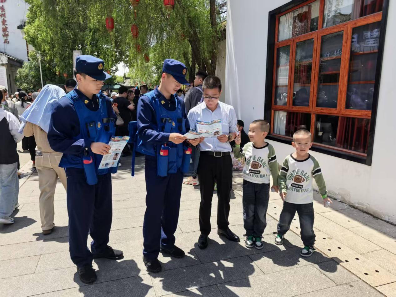 黄冈市消防员在黄州区景点对过往游客开展消防安全知识宣传 郭焱枝摄