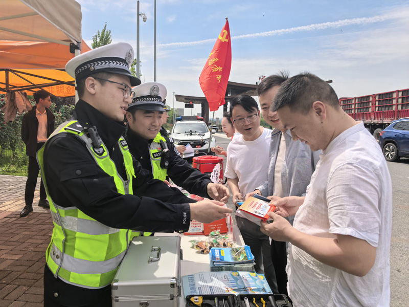 厅交管总队高警五支队当阳大队在沪蓉高速当阳西收费站设置便民服务点，为过路司乘提供出行服务。
