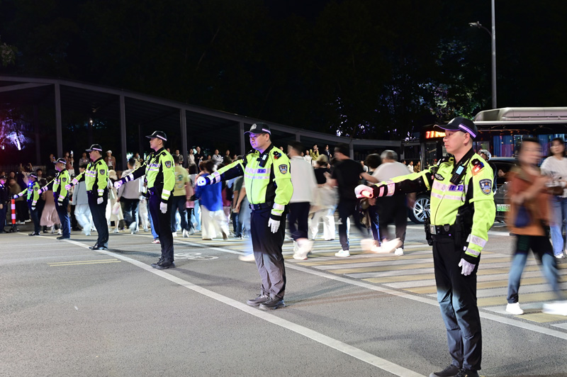 宜昌交警在大南门文旅活动核心区引导游客安全快速通过沿江大道环城南路口