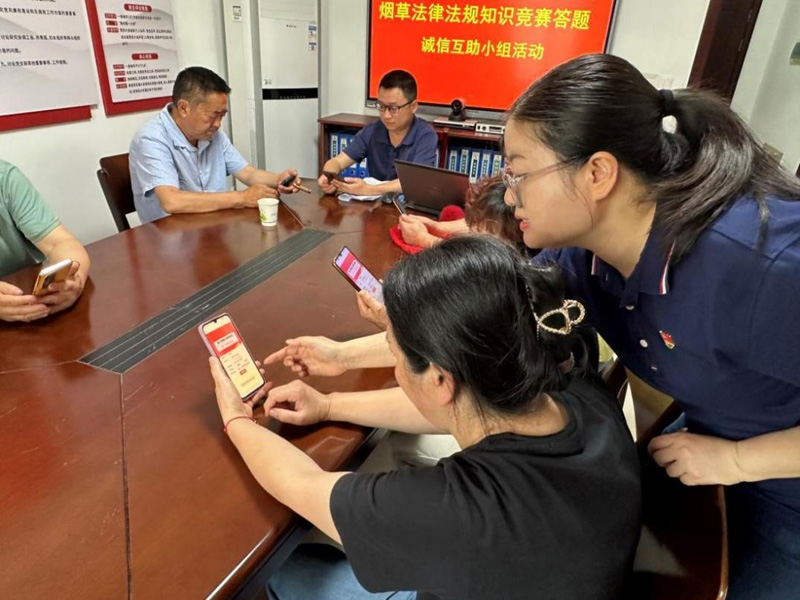 工作人员指导零售客户参与线上答题竞赛。