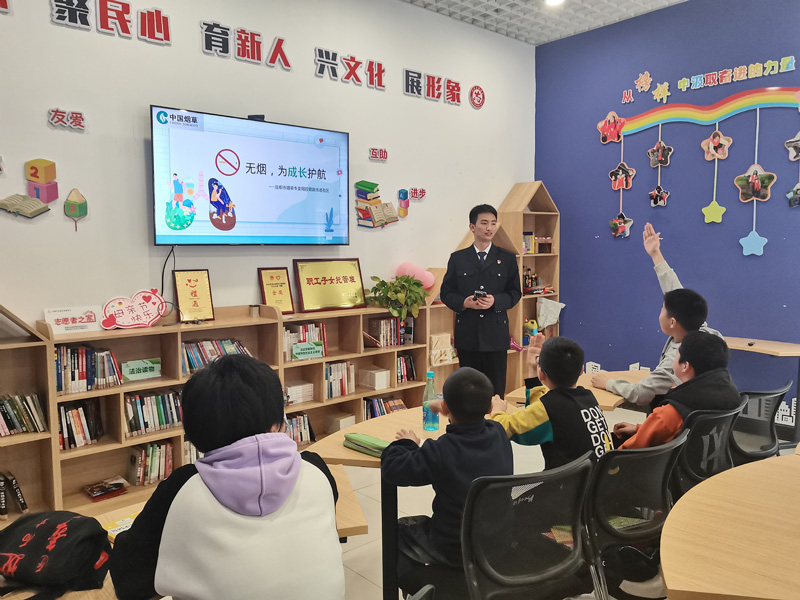 普法人员在社区开展“保护未成年人远离烟”主题宣讲。