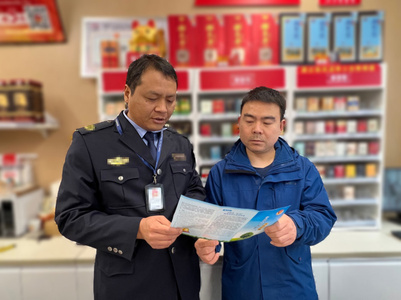 执法人员对卷烟零售户开展普法宣传。
