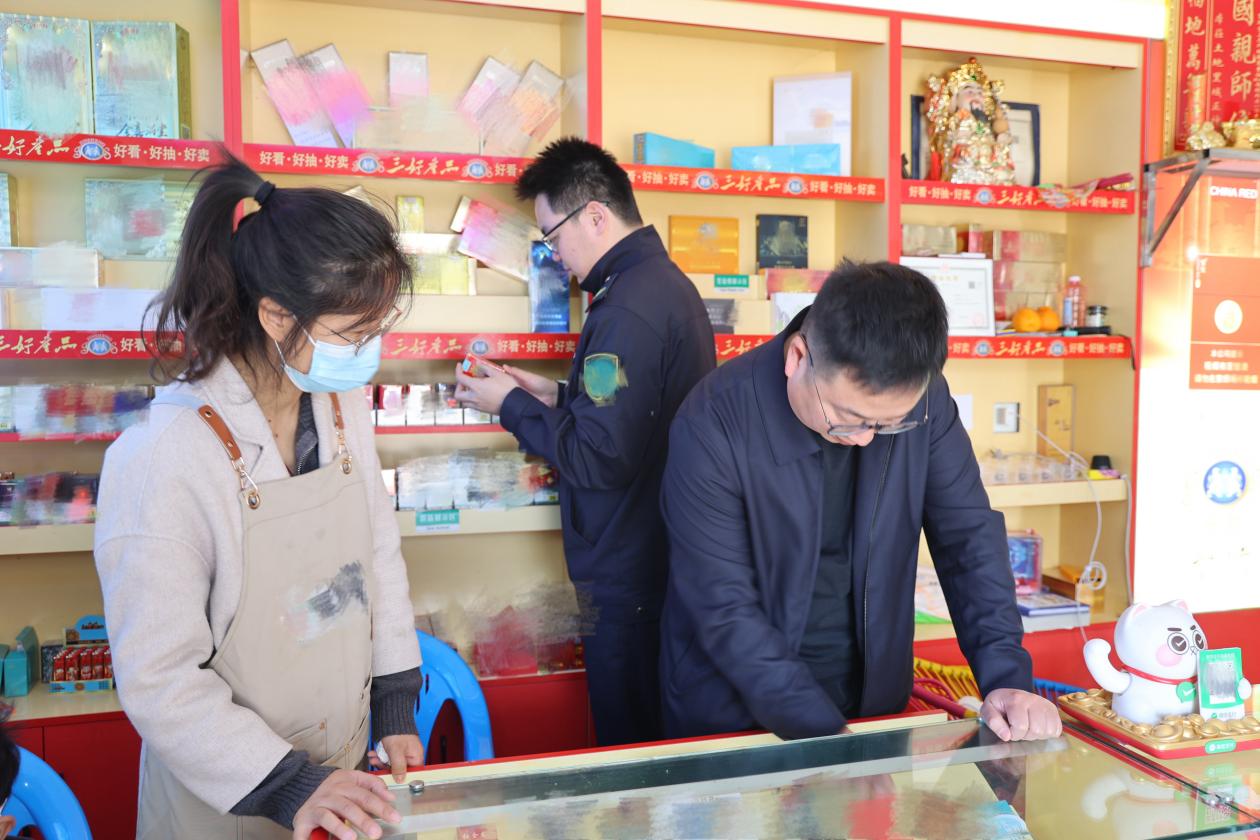 洪湖烟草“两员”驻店服务现场。