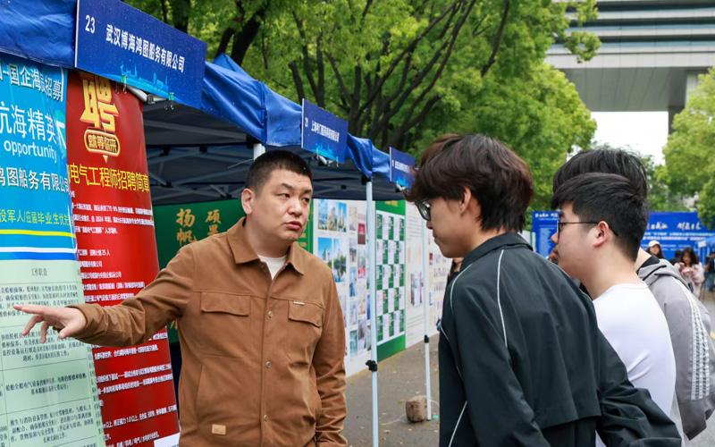 图为用人单为学生介绍岗位信息。田济远摄