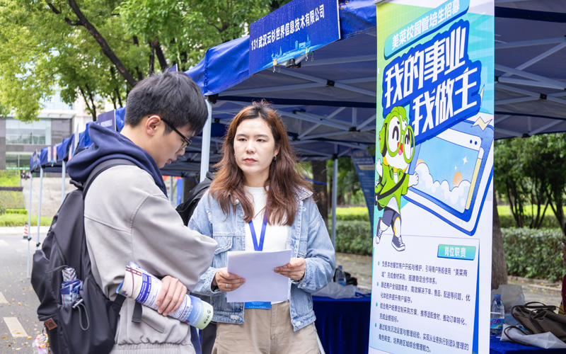 图为用人单为学生介绍岗位信息。余剑韬摄
