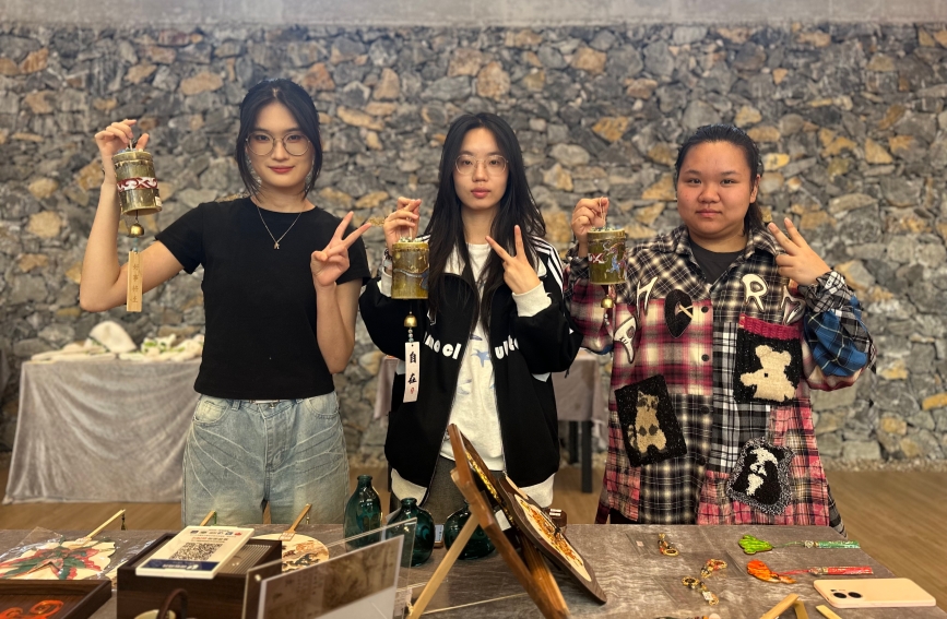 把實踐課堂“搬”進景區，首義學子非遺文創受游客熱捧【7】