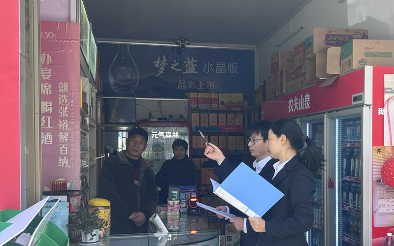 洪湖市局志愿者向零售户普及保密知识。