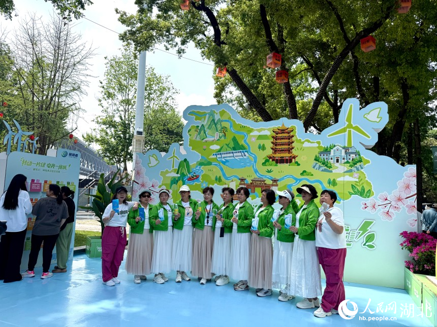 市民积极参与国网湖北电力“转动一片绿 电亮一座城”2026年中国品牌日活动。人民网记者 周恬摄