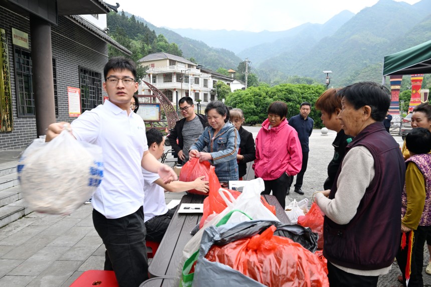 湖北通城：助农直播进乡村 流动邮局惠民生【5】