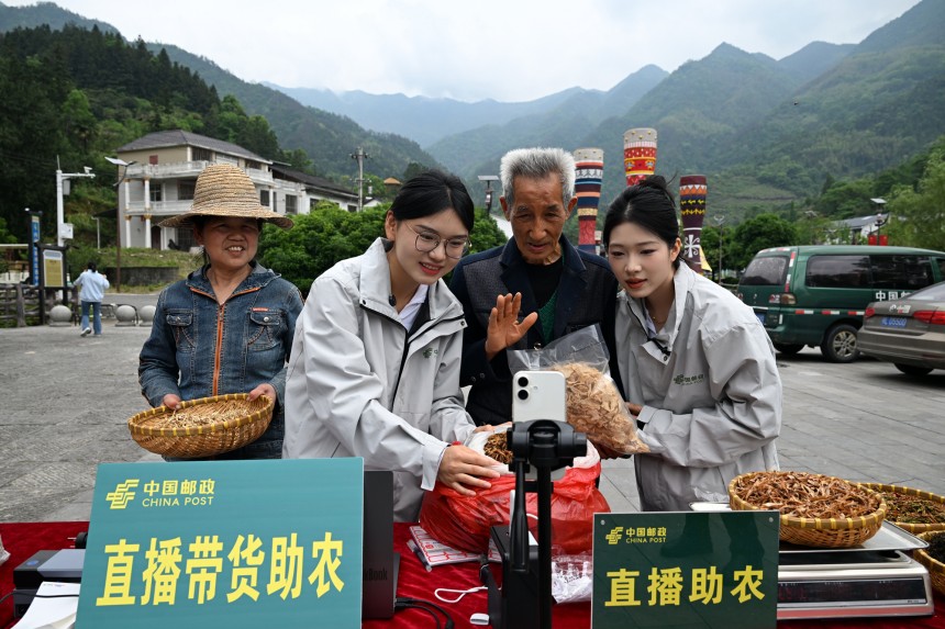 湖北通城：助农直播进乡村 流动邮局惠民生【2】