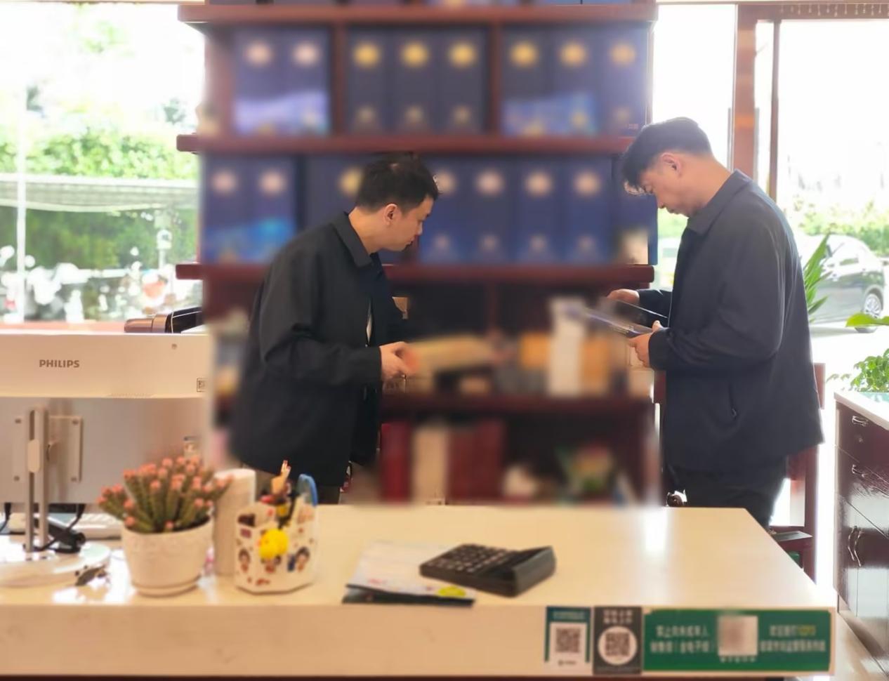 执法人员开展市场巡查。