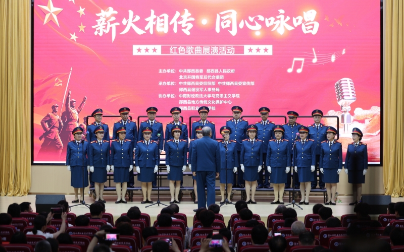 北京开国将军后代合唱团为观众献上“红色文艺盛宴”。徐军摄