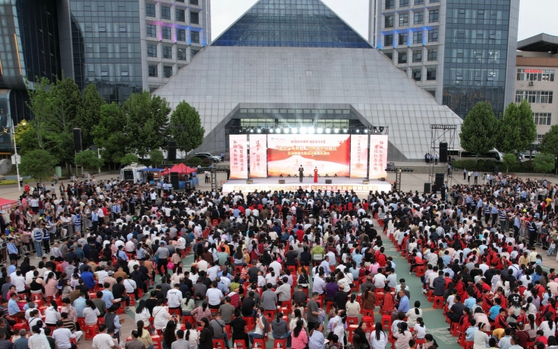 荆楚“红色文艺轻骑兵”主题宣讲暨惠民演出吸引近万名观众。徐军摄