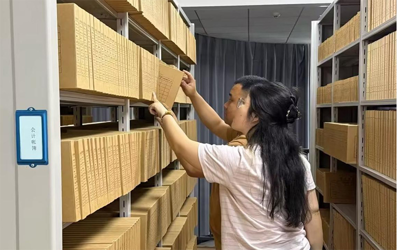 在档案室整理纸质会计账簿。邓诗雨摄