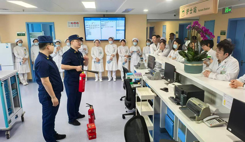 5月11日，消防员走进华中科技大学同济医学院附属同济医院，为医护人员及后勤工作人员开展防灾减灾日消防安全专题培训。汉消宣摄