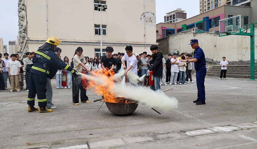 荆门市消防救援支队消防员为荆门职业学院师生进行灭火器实操培训。魏欢欢摄