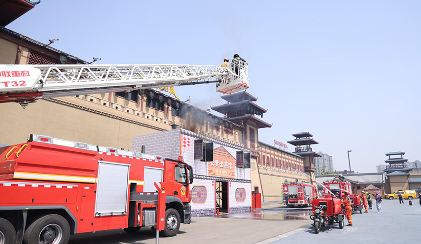 孝感市防灾减灾宣传周在云梦县楚王城公园启动，市消防救援支队正在开展消防实战演练。孟畅摄