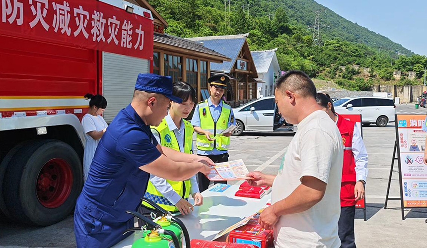 宜昌市消防救援支队消防员在榔坪服务区为过往司乘人员发放宣传手册讲解防灾减灾知识。覃云红摄
